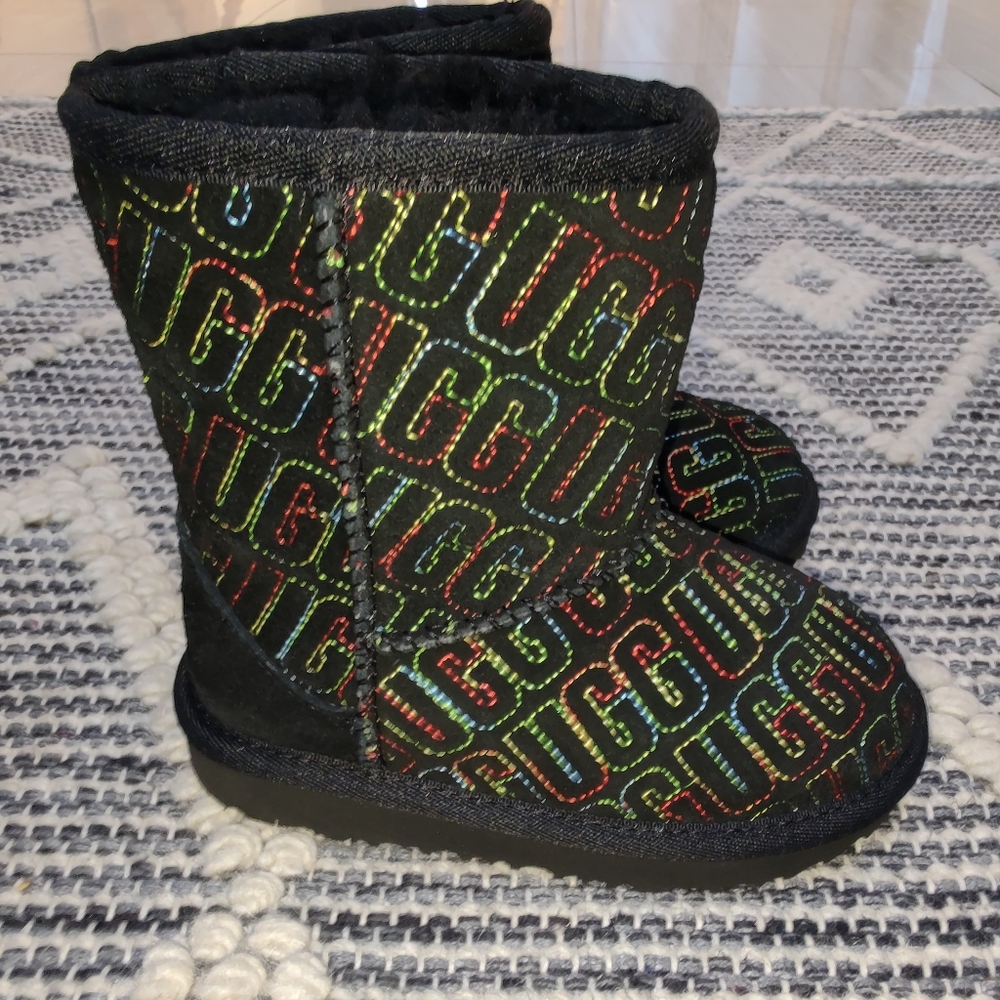 UGG Classic II Graphic Stitch Suede Boot Size 9 kids - Picture 1 of 11